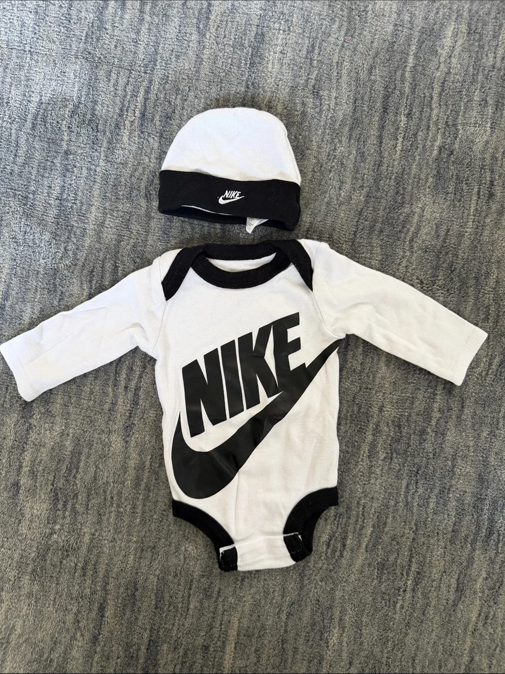 Nike Baby Bodysuit & Hat Set 🖤🤍 | Size 0-6 Months